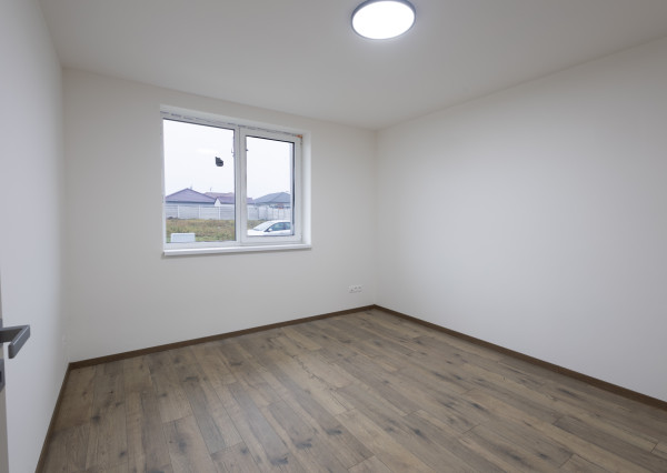 REZERVOVANÉ! Moderný 4-izbový bungalov v novej rezidenčnej štvrti – Nové Zámky