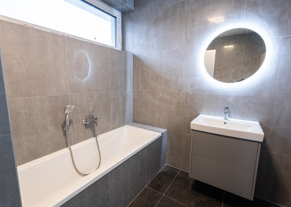 REZERVOVANÉ! Moderný 4-izbový bungalov v novej rezidenčnej štvrti – Nové Zámky