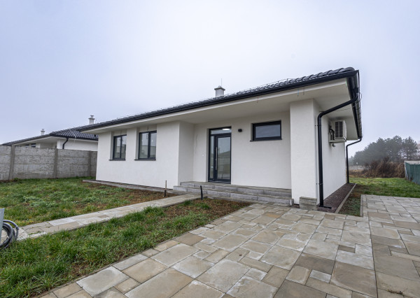 REZERVOVANÉ! Moderný 4-izbový bungalov v novej rezidenčnej štvrti – Nové Zámky