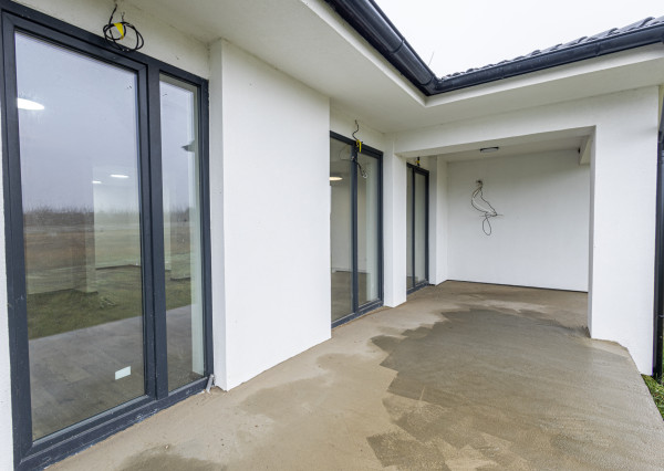 REZERVOVANÉ! Moderný 4-izbový bungalov v novej rezidenčnej štvrti – Nové Zámky