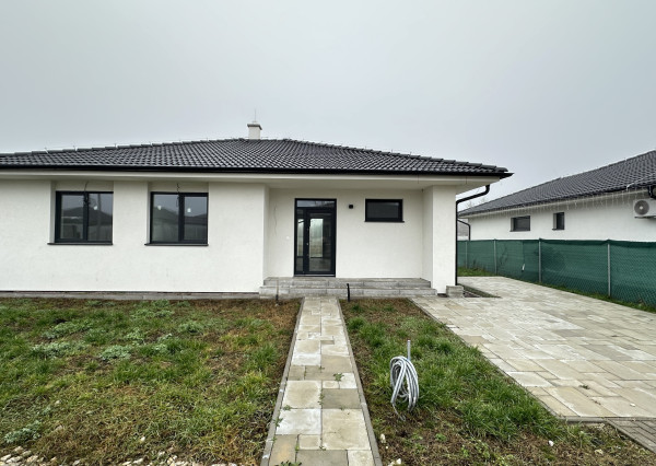 REZERVOVANÉ! Moderný 4-izbový bungalov v novej rezidenčnej štvrti – Nové Zámky