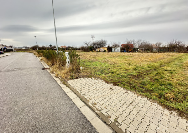 NA PREDAJ STAVEBNÝ POZEMOK Kamenný mlyn, 617m2, všetky IS