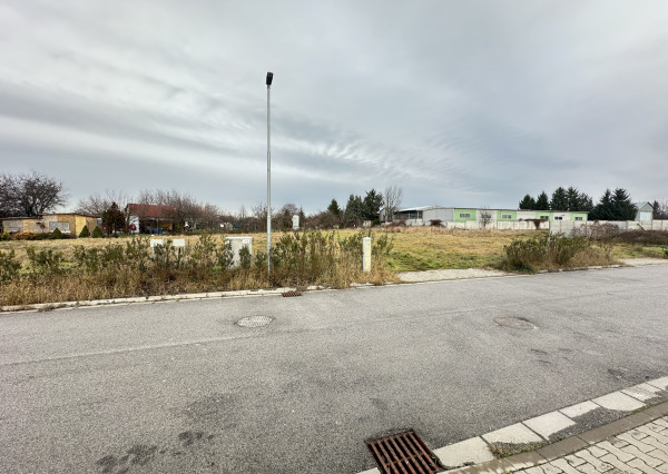 NA PREDAJ STAVEBNÝ POZEMOK Kamenný mlyn, 617m2, všetky IS