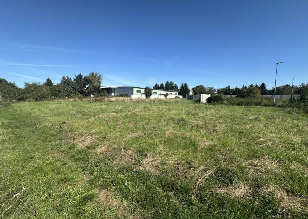 NA PREDAJ STAVEBNÝ POZEMOK Kamenný mlyn, 748m2, všetky IS