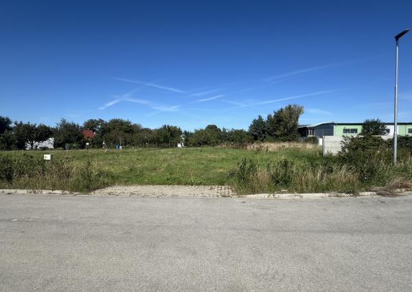 NA PREDAJ STAVEBNÝ POZEMOK Kamenný mlyn, 748m2, všetky IS