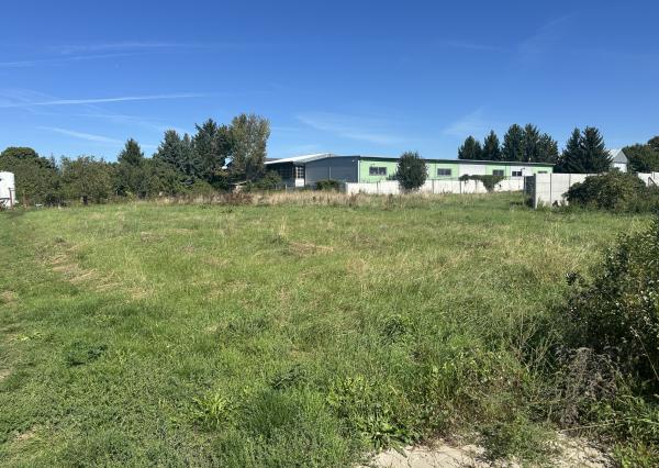 NA PREDAJ STAVEBNÝ POZEMOK Kamenný mlyn, 748m2, všetky IS