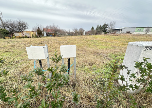 NA PREDAJ STAVEBNÝ POZEMOK Kamenný mlyn, 617m2, všetky IS