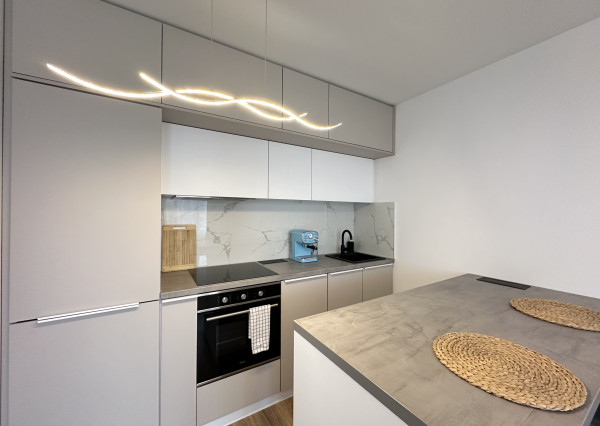 NA PRENÁJOM - Elegantný 2 izbový byt s parkovacím miestom, Opoj