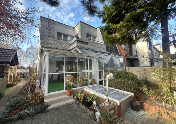 Dvojpodlažný rodinný dom s bazénom a  garážou na ulici Leoša Janáčka v Trnave