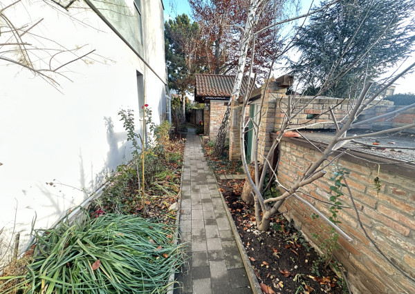 Dvojpodlažný rodinný dom s bazénom a  garážou na ulici Leoša Janáčka v Trnave