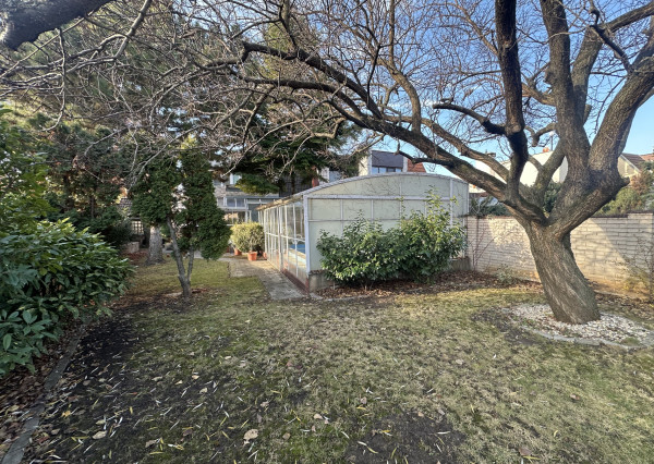 Dvojpodlažný rodinný dom s bazénom a  garážou na ulici Leoša Janáčka v Trnave