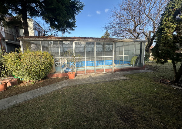 Dvojpodlažný rodinný dom s bazénom a  garážou na ulici Leoša Janáčka v Trnave