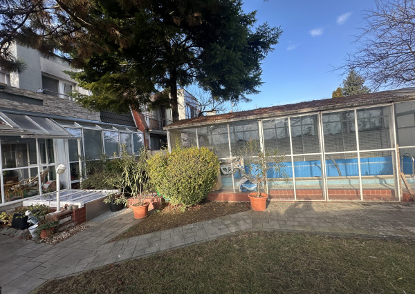 Dvojpodlažný rodinný dom s bazénom a  garážou na ulici Leoša Janáčka v Trnave