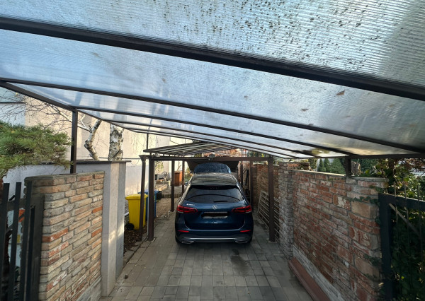 Dvojpodlažný rodinný dom s bazénom a  garážou na ulici Leoša Janáčka v Trnave