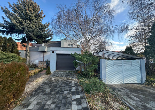 Dvojpodlažný rodinný dom s bazénom a  garážou na ulici Leoša Janáčka v Trnave