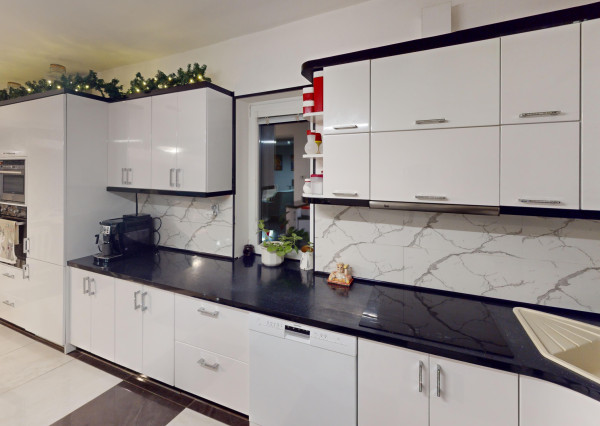 Dvojpodlažný rodinný dom s bazénom a  garážou na ulici Leoša Janáčka v Trnave