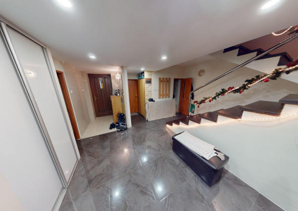 Dvojpodlažný rodinný dom s bazénom a  garážou na ulici Leoša Janáčka v Trnave