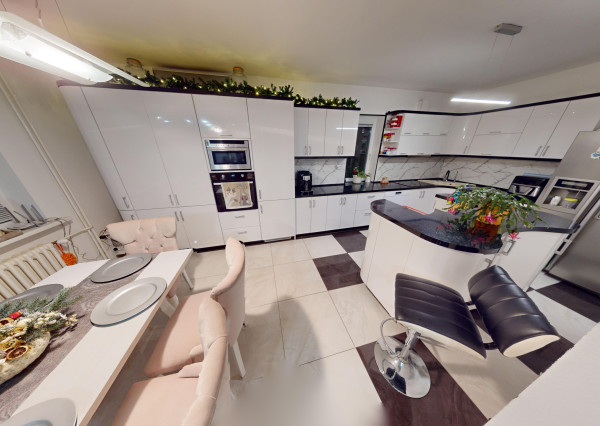 Dvojpodlažný rodinný dom s bazénom a  garážou na ulici Leoša Janáčka v Trnave