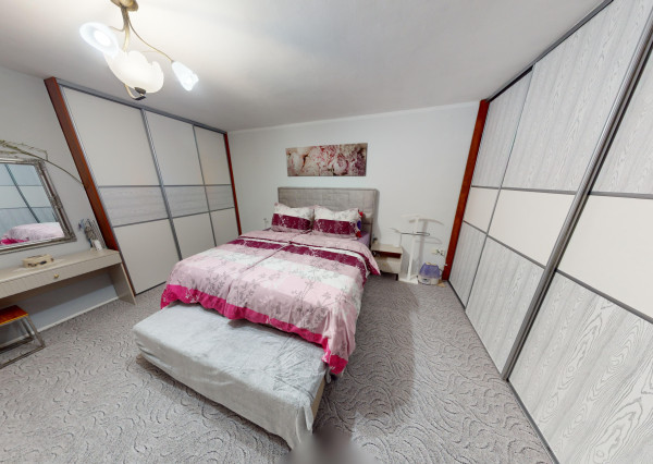 Dvojpodlažný rodinný dom s bazénom a  garážou na ulici Leoša Janáčka v Trnave