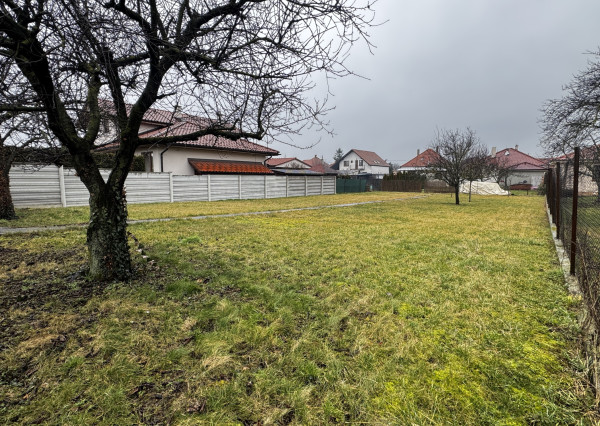 NA PREDAJ | Stavebný pozemok 714 m² – Madunice (začiatok obce)