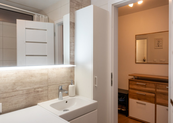 Na predaj 3izb. BYT, 66m2, park. miesto, Okružná ulica, 15r. bytový dom