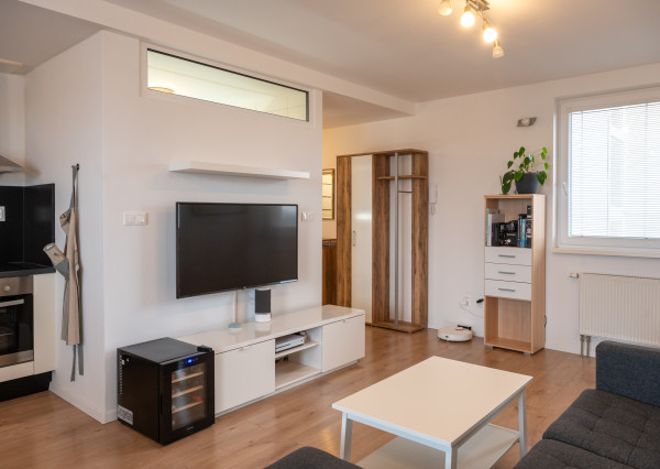 Na predaj 3izb. BYT, 66m2, park. miesto, Okružná ulica, 15r. bytový dom