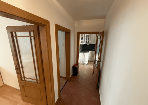 PRENÁJOM, 2 izb. byt v TRNAVE na ulici Š. C. Parráka s GARÁŽOU .