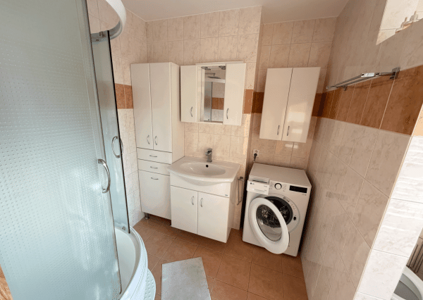 PRENÁJOM, 2 izb. byt v TRNAVE na ulici Š. C. Parráka s GARÁŽOU .