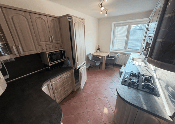 PRENÁJOM, 2 izb. byt v TRNAVE na ulici Š. C. Parráka s GARÁŽOU .