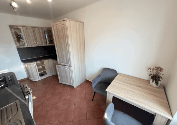 PRENÁJOM, 2 izb. byt v TRNAVE na ulici Š. C. Parráka s GARÁŽOU .