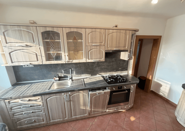 PRENÁJOM, 2 izb. byt v TRNAVE na ulici Š. C. Parráka s GARÁŽOU .