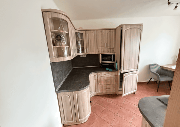 PRENÁJOM, 2 izb. byt v TRNAVE na ulici Š. C. Parráka s GARÁŽOU .