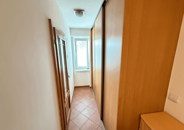 PRENÁJOM, 2 izb. byt v TRNAVE na ulici Š. C. Parráka s GARÁŽOU .