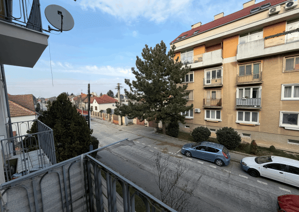 PRENÁJOM, 2 izb. byt v TRNAVE na ulici Š. C. Parráka s GARÁŽOU .