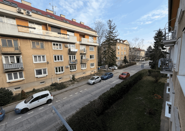 PRENÁJOM, 2 izb. byt v TRNAVE na ulici Š. C. Parráka s GARÁŽOU .