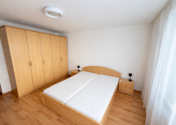 PRENÁJOM, 2 izb. byt v TRNAVE na ulici Š. C. Parráka s GARÁŽOU .