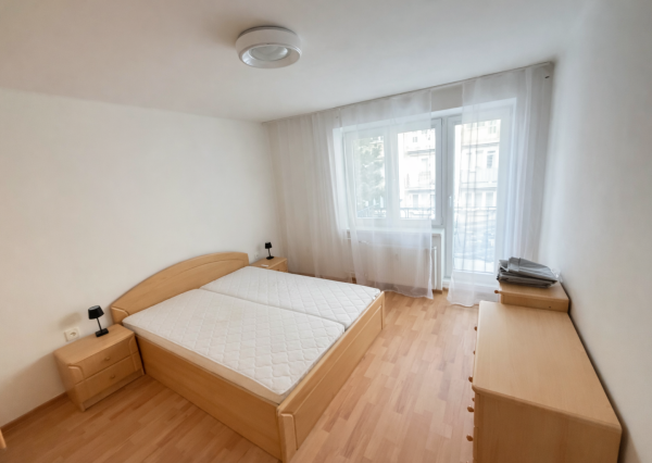 PRENÁJOM, 2 izb. byt v TRNAVE na ulici Š. C. Parráka s GARÁŽOU .