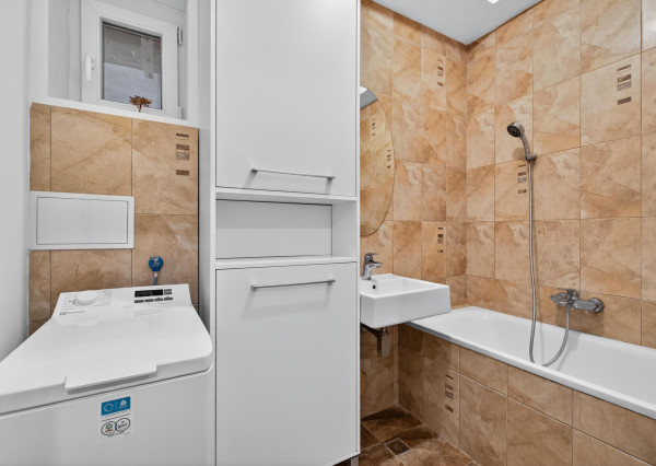 STAROMESTSKÝ 3-IZBOVÝ BYT 90 m² PRI MEDICKEJ ZÁHRADE – BALKÓN DO VNÚTROBLOKU