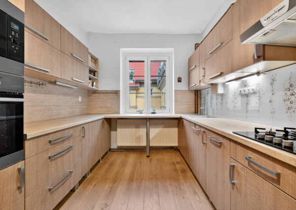 STAROMESTSKÝ 3-IZBOVÝ BYT 90 m² PRI MEDICKEJ ZÁHRADE – BALKÓN DO VNÚTROBLOKU