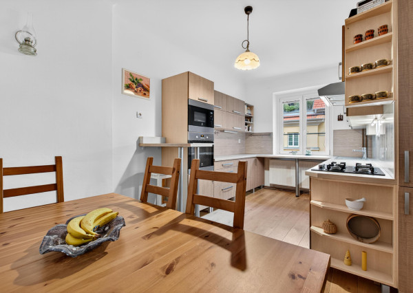 STAROMESTSKÝ 3-IZBOVÝ BYT 90 m² PRI MEDICKEJ ZÁHRADE – BALKÓN DO VNÚTROBLOKU