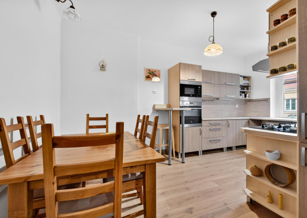 STAROMESTSKÝ 3-IZBOVÝ BYT 90 m² PRI MEDICKEJ ZÁHRADE – BALKÓN DO VNÚTROBLOKU