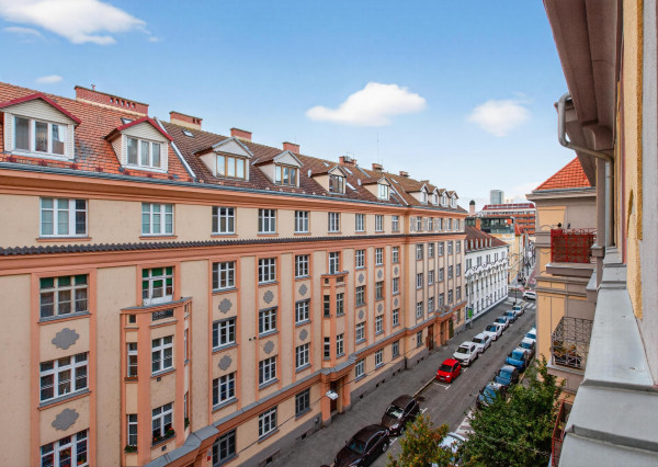 STAROMESTSKÝ 3-IZBOVÝ BYT 90 m² PRI MEDICKEJ ZÁHRADE – BALKÓN DO VNÚTROBLOKU