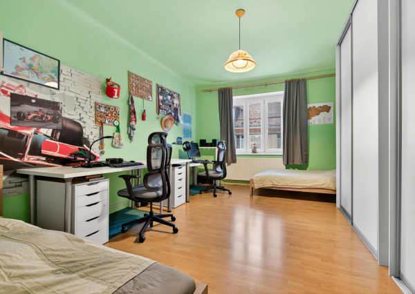 STAROMESTSKÝ 3-IZBOVÝ BYT 90 m² PRI MEDICKEJ ZÁHRADE – BALKÓN DO VNÚTROBLOKU