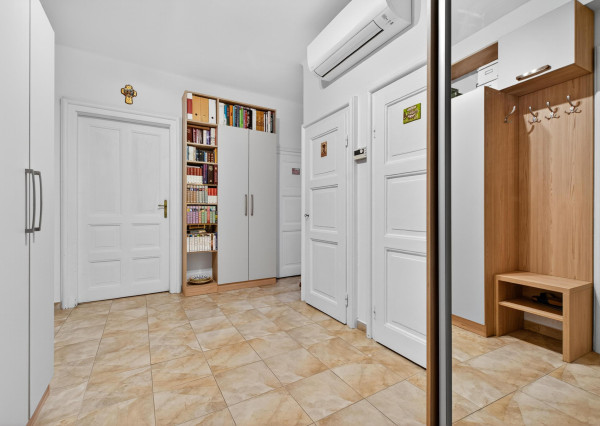 STAROMESTSKÝ 3-IZBOVÝ BYT 90 m² PRI MEDICKEJ ZÁHRADE – BALKÓN DO VNÚTROBLOKU