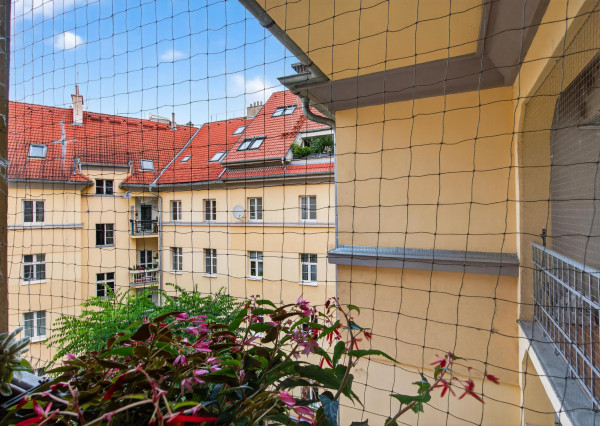 STAROMESTSKÝ 3-IZBOVÝ BYT 90 m² PRI MEDICKEJ ZÁHRADE – BALKÓN DO VNÚTROBLOKU