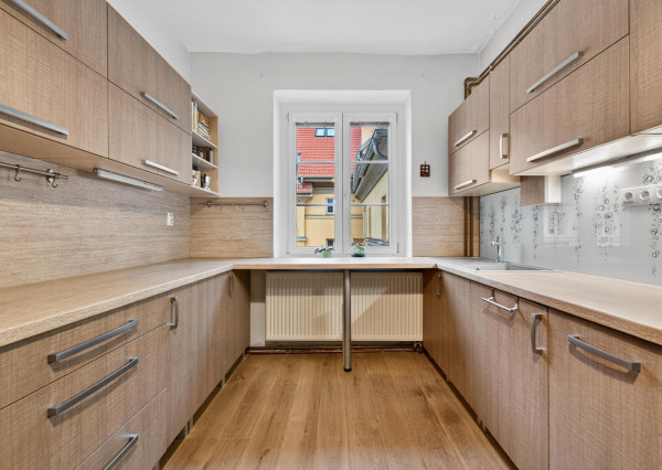 STAROMESTSKÝ 3-IZBOVÝ BYT 90 m² PRI MEDICKEJ ZÁHRADE – BALKÓN DO VNÚTROBLOKU