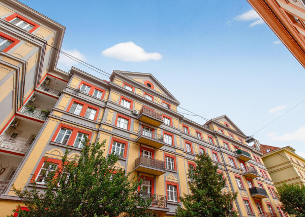 STAROMESTSKÝ 3-IZBOVÝ BYT 90 m² PRI MEDICKEJ ZÁHRADE – BALKÓN DO VNÚTROBLOKU