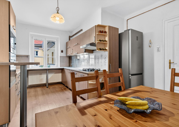 STAROMESTSKÝ 3-IZBOVÝ BYT 90 m² PRI MEDICKEJ ZÁHRADE – BALKÓN DO VNÚTROBLOKU