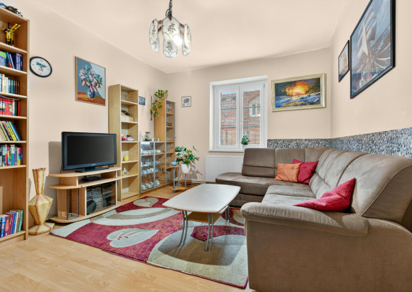 STAROMESTSKÝ 3-IZBOVÝ BYT 90 m² PRI MEDICKEJ ZÁHRADE – BALKÓN DO VNÚTROBLOKU