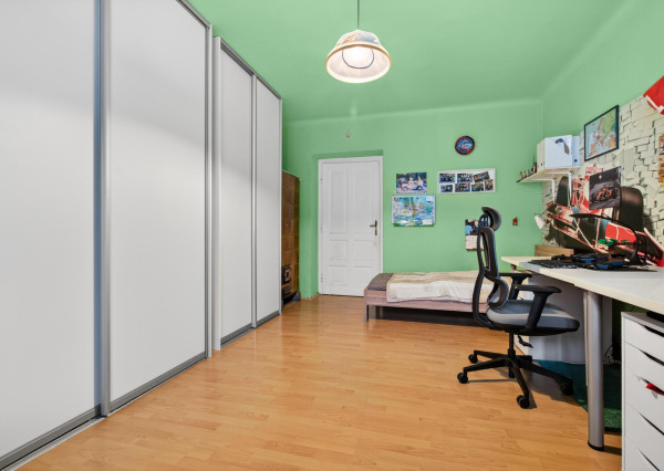 STAROMESTSKÝ 3-IZBOVÝ BYT 90 m² PRI MEDICKEJ ZÁHRADE – BALKÓN DO VNÚTROBLOKU